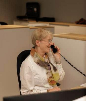 Christel Vanneste van de backoffice van Sabbe aan de telefoon aan haar bureau