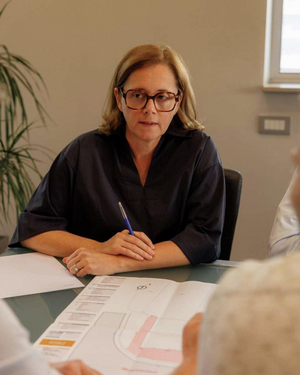 Schatter van Sabbe bespreekt een plan met een klant aan de vergadertafel