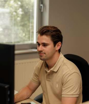 Charles Sergant, landmeter bij Sabbe, aan het werk achter zijn computer