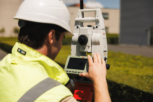 Landmeter stelt een Leica totaalstation in via het bedieningsscherm