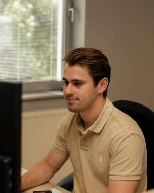 Charles Sergant, landmeter bij Sabbe, aan het werk achter zijn computer